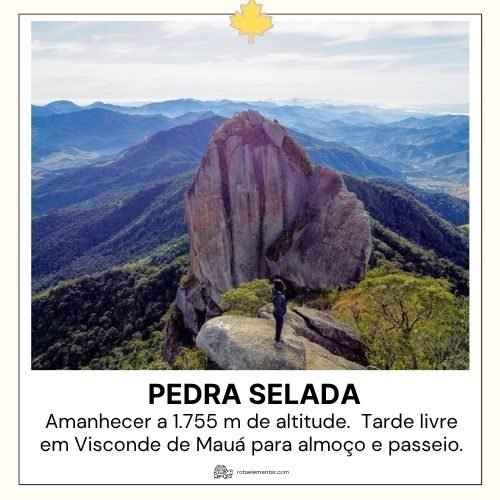 Grande formação rochosa vertical da Pedra Selada com vales e montanhas ao fundo sob céu nublado.
