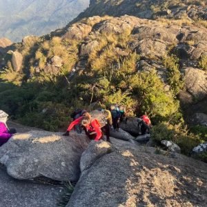 Suba o Pico dos Marins com a segurança e a logística da Rota Elementar. Nosso roteiro oferece guiagem de montanha especializada, grupo reduzido e transporte próximo para você vencer os lajedos e o clima instável da Serra da Mantiqueira com total tranquilidade e suporte profissional.