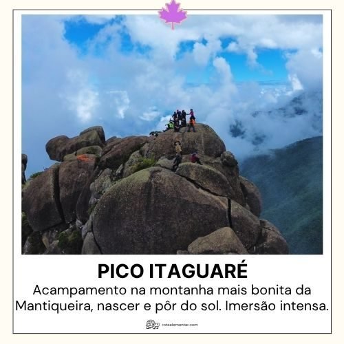 Grupo de pessoas no cume estreito e rochoso do Pico Itaguaré cercado por nuvens brancas e céu azul.